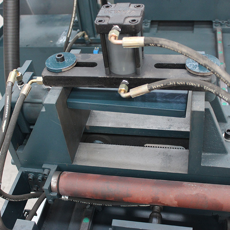 High-Efficiency-Precision-Metal-Band-Saw-Machine-Workshop-Deep-Cut (2).jpg